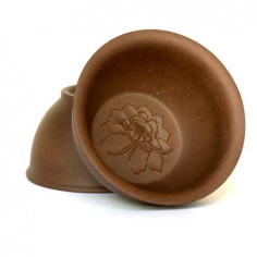 Чаша з рельєфним зображенням півонії на дні з ісинської глини (коричнева)