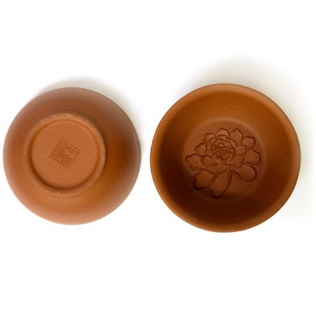 Чаша з рельєфним зображенням півонії на дні з ісинської глини (бордова)