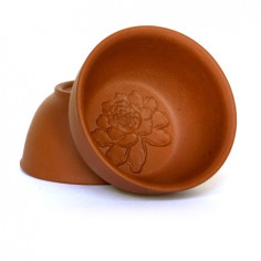 Чаша з рельєфним зображенням півонії на дні з ісинської глини (бордова)