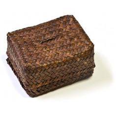 Темна плетена коробка