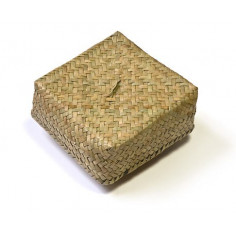 Світла плетена коробка