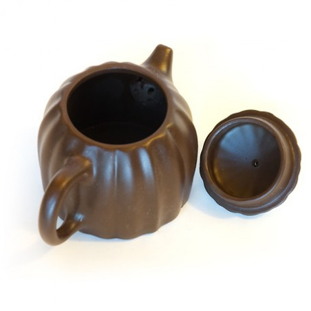 Коричневий глиняний чайник