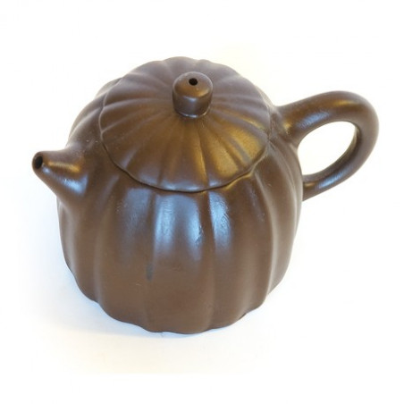 Коричневий глиняний чайник