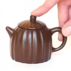 Коричневий глиняний чайник