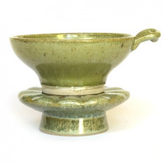 Світло-зелене сито з підставкою