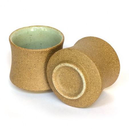 Сіра чаша з шорсткими стінками