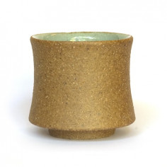 Сіра чаша з шорсткими стінками