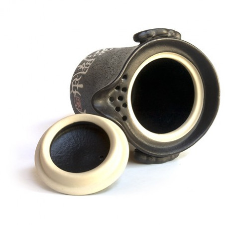 Чорний чайник з ієрогліфами