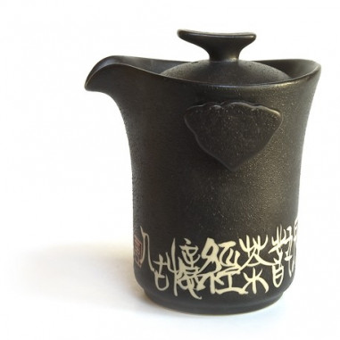 Чорний чайник з ієрогліфами
