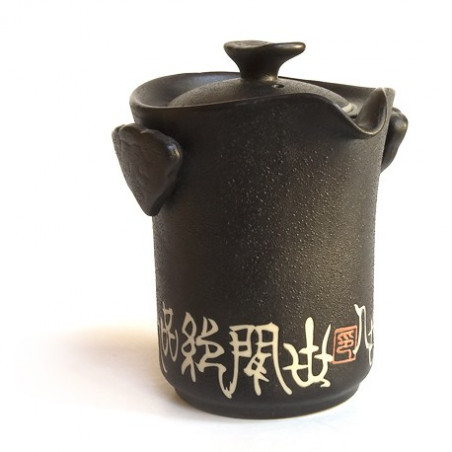 Чорний чайник з ієрогліфами