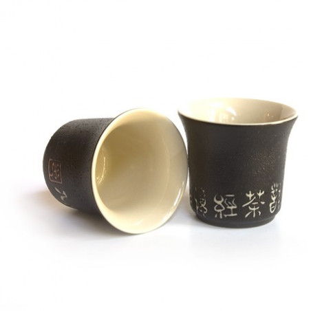 Чорна чаша з ієрогліфами