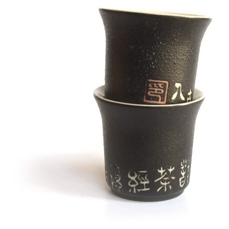 Чорна чаша з ієрогліфами