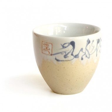 Бежева чаша з ієрогліфами