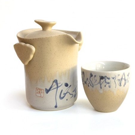 Бежева чаша з ієрогліфами