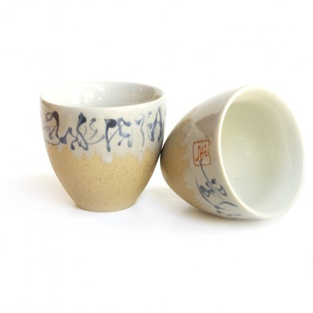 Бежева чаша з ієрогліфами