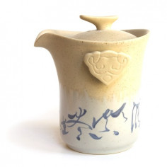 Бежевий чайник з ієрогліфами