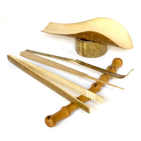 Набір чайних інструментів із плямистого бамбука.