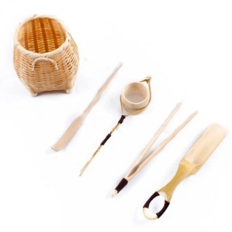Чайні інструменти в плетеному кошику