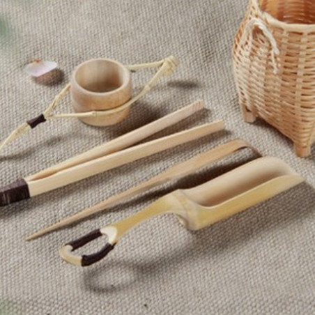 Чайні інструменти в плетеному кошику