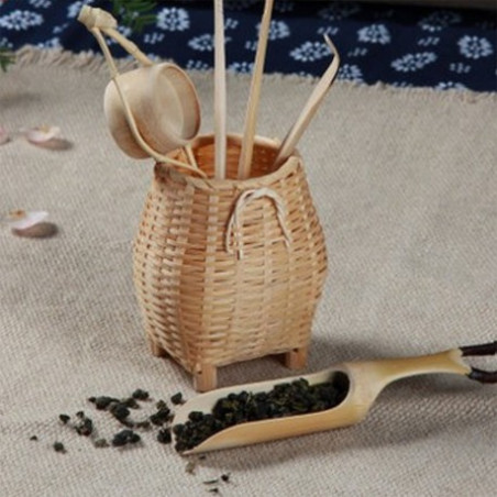 Чайні інструменти в плетеному кошику