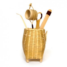 Чайні інструменти в плетеному кошику
