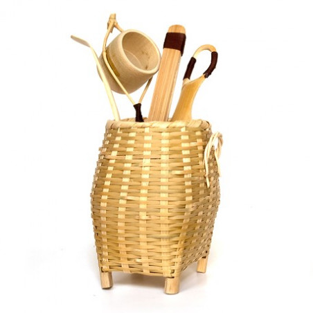 Чайні інструменти в плетеному кошику