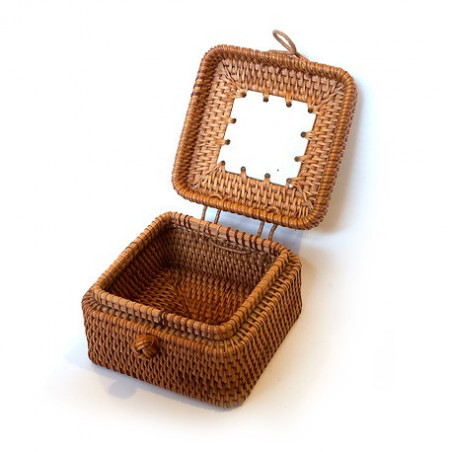 Маленька плетена коробка із замком Маленька плетена коробка із замком