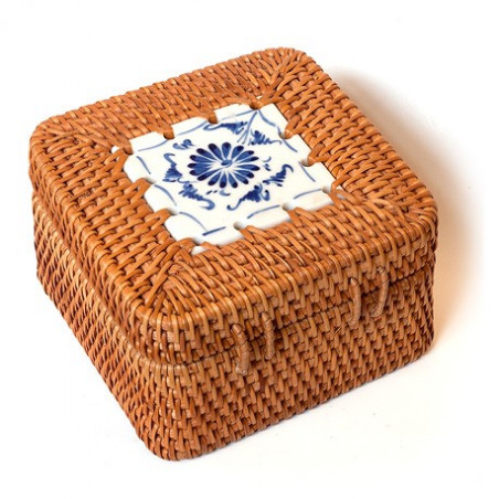 Маленька плетена коробка із замком Маленька плетена коробка із замком