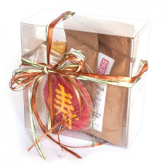 Подарунковий набір чаю з пряником у коробці.