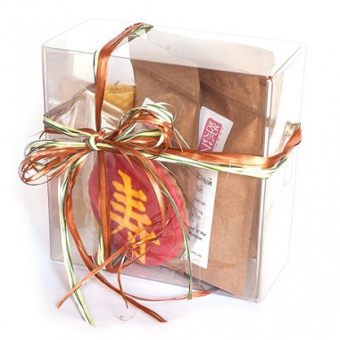 Подарунковий набір чаю з пряником у коробці. Подарунковий набір чаю з пряником у коробці.