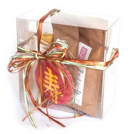 Подарунковий набір чаю з пряником у коробці. Подарунковий набір чаю з пряником у коробці.