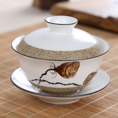 Біла керамічна гайвань із сухим лотосом