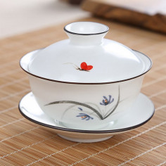 Біла керамічна гайвань із сухим лотосом