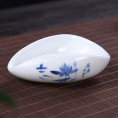 Біле чахе із синім лотосом