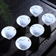 Трикутна чаша з рибками