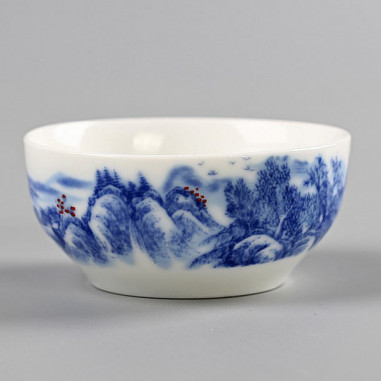 Біло-синя чаша з краєвидом