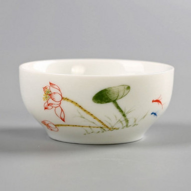 Біла чаша з лотосом