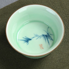 Ніжно-зелена чаша з бамбуком