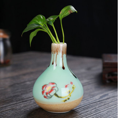 Маленька вазочка з лотосом