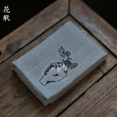 Льняний чайний рушник із хризантемами у вазі