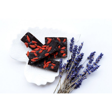 Ягоди Годжі та кедрові горіхи в керобовому шоколаді