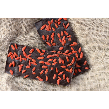 Ягоди Годжі та кедрові горіхи в керобовому шоколаді