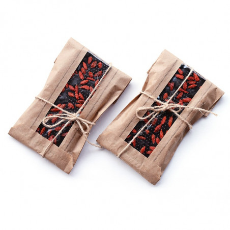 Ягоди Годжі та кедрові горіхи в керобовому шоколаді