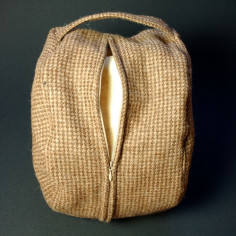 Червона подушка з тонкого велюру 2