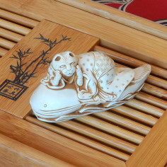 Нецке «Кіт на сомі»