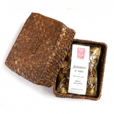 Порційний білий чай з магнолією в плетеному кошику.