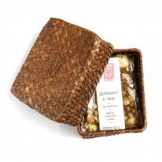 Порційний білий чай з квітами снігу сливи в плетеному кошику.