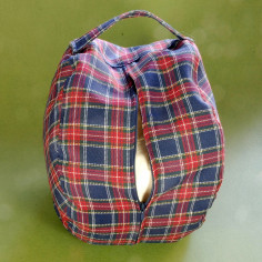 Червона подушка з тонкого велюру 2