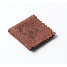 Маленький коричневий чайний рушник із зображенням снігової сливи.