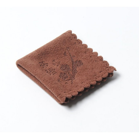 Маленький коричневий чайний рушник із зображенням снігової сливи. Маленький коричневий чайний рушник із зображенням снігової сливи.